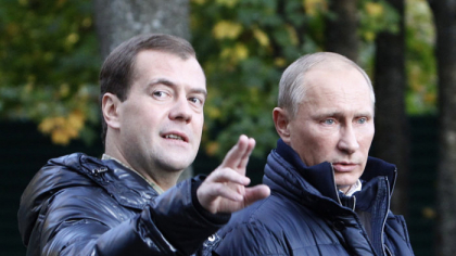 Vladimir Putin l-a decorat pe fostul preşedinte Dmitri Medvedev, chiar de ziua acestuia