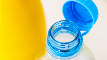 Sticlele din plastic se schimbă iar. Vor deveni mai ușoare, biodegradabile și mai prietenoase cu mediul