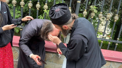 Scandal violent la Catedrala din Cernăuți: 20 de persoane au intrat în biserică și au bătut preoții. Mitropolitul Meletie, lovit cu un obiect în cap