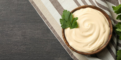 Maioneză vegană din zeamă de năut, gata în 3 minute. Rețetă rapidă, delicioasă și fără ou!