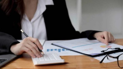 O contabilă de la două școli din județul Iași a furat ani la rând bani din salarii și de la elevi. Metoda prin care și-a dublat leafa