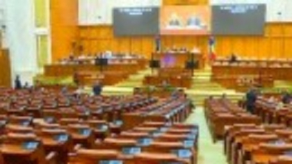 Moțiunea de cenzură, citită cu sala aproape goală. AUR caută 80 de voturi pentru a demite guvernul Bolojan