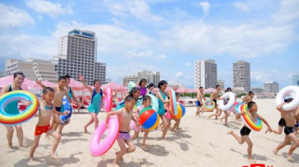 Cum se distrează nord-coreeni în stațiunea de la mare tocmai inaugurată de Kim Jong Un. Au apărut primele imagini aprobate de Phenian