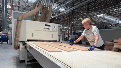 Reportaj ZF. Cum arată o investiţie industrială de 40 mil. euro? Fabrica italienilor de la Savini Due din Sebeş, judeţul Alba, produce mobilier pentru baie care pleacă în magazinele din România şi pe 20 de pieţe europene
