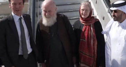 Doi soți britanici reținuți de talibani în Afganistan au fost eliberați după șapte luni de calvar. Au fost filmați în timp ce părăseau țara cu avionul