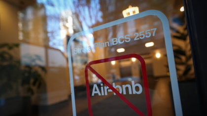 Guvernele iau măsuri împotriva Airbnb. Iată care sunt drepturile de rambursare în cazul în care rezervarea este anulată