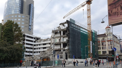 Primul «zgârie-nori» de birouri se lasă greu pus la pământ