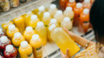 ANPC a dat amenzi de două milioane de lei pentru comercializarea băuturilor răcoritoare cu sucuri expirate