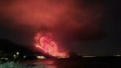 Incendiu puternic în Thassos, insula preferată a românilor. Intervenție aeriană în curs, drumuri blocate