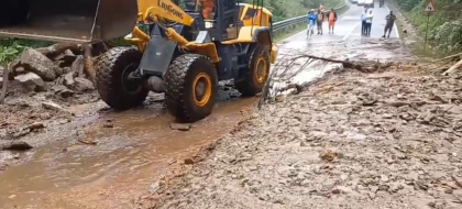 Trafic blocat pe Transfăgărășan, după ce mai mulţi copaci s-au prăbuşit pe carosabil şi au provocat alunecări de teren