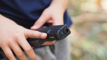 Un copil de clasa a IX-a a tras cu un pistol în timpul pauzei. Minorul a fost reținut de poliție