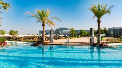 Destinația de vacanță exotică care face valuri internațional si local. Unde s-a redeschis cea mai mare plajă urbană din Europa