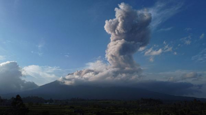 Vulcanul din Indonezia erupe cu un nor de cenușă înalt de un kilometru