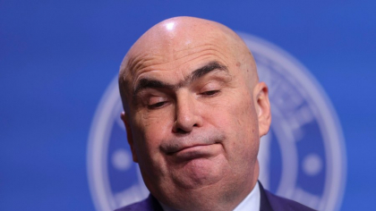 După „birul” pe operațiunile bancare, românii îi recomandă lui Bolojan, ironic, taxa pe respirație. „Așa am acoperi deficitul din start”