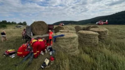 Moarte stupidă pentru un bărbat de 44 de ani din Timiș. Și-a găsit sfârșitul sub un balot de paie care a căzut peste el