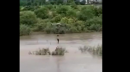 Doi copii au fost salvați de o dronă agricolă, după ce locul unde se aflau s-a inundat brusc