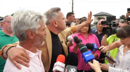 „Fără bani apa, că e de la Dumnezeu”. Ministrul Agriculturii, luat la rost de țaranii furioși, la Lungulețu: „Nu ne luați cu lugu-lugu”