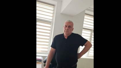 „Dacă-ți bag două în gură te calmezi pe loc”. Scandal live pe Facebook într-o primărie. Edilul, atacat în birou de un localnic furios