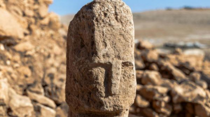 Descoperire arheologică unică în istorie: Un chip uman antic, sculptat în piatră, a fost găsit într-un sit vechi de 12 milenii