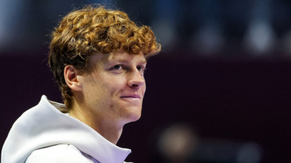 Sinner ajunge în semifinalele Wimbledon cu cotul bandajat după victoria în fața lui Shelton