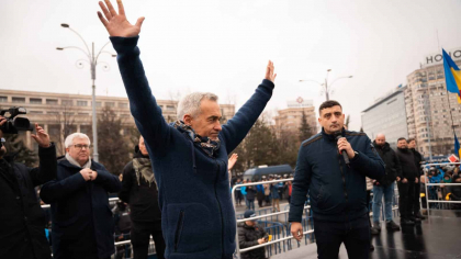 George Simion, la o fabrică: ”Îl punem pe Călin în fruntea ţării”