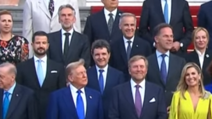VIDEO. Nicuşor Dan, fix în spatele preşedintelui american Donald Trump la poza de grup de la finalul primei zile a Summitului NATO de la Haga. Cum a fost primit Nicuşor Dan printre liderii NATO. VIDEO