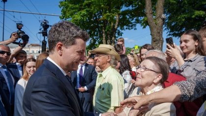 Nicușor Dan, plimbare la 33 de grade alături de Cătălin Predoiu, spre Muzeul Național de Artă
