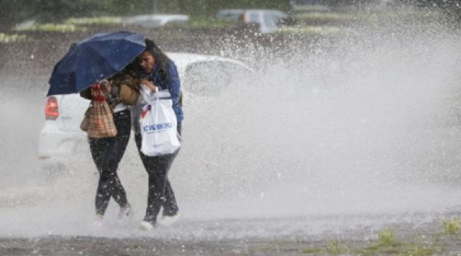 Ploi de până la 50 l/mp, descărcări electrice, vijelii și grindină. Alertă meteo