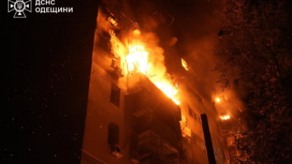 Atac rusesc asupra Odesei: o femeie și-a pierdut viața, alte persoane au fost rănite. Bloc în flăcări, voluntari și pompieri intervin contracronometru FOTO