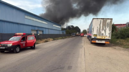 Incendiu puternic la un depozit din București. În interior ar fi și butelii. Autoritățile au emis RO-ALERT