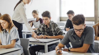 Un adolescent, în vârstă de 15 ani, a pălmuit o profesoară de germană la ore, în fața colegilor, la un liceu din Constanța