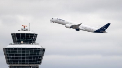 Un avion a zburat timp de 10 minute fără pilot. Comandantul era la baie, iar copilotul leșinase
