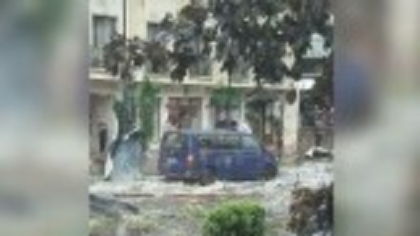 Imagini cu dezastrul provocat de furtună în Sinaia. Vântul de peste 100 de km pe oră a smuls arbori uriași din rădăcini
