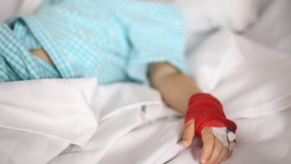 Anchete în Iași după moartea unei fetițe de 3 ani, suspectă de meningită