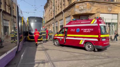 Două tramvaie s-au ciocnit la Timișoara. Cel puțin trei persoane au fost rănite. Pompierii și ambulanțele sunt la fața locului