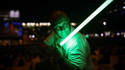Un tânăr și-a atacat vecina cu o sabie laser din „Războiul Stelelor”, în SUA. Dacă vrea să iasă din arest trebuie să plătească 50.000 de dolari