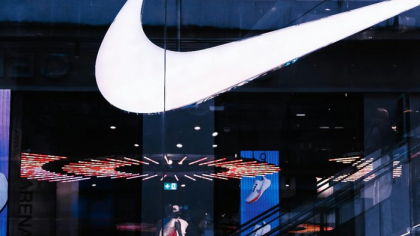 Revenire spectaculoasă pentru Nike: Acţiunile companiei cresc cu peste 15% după ce producătorul de echipamente sportive a recâştigat încrederea investitorilor. „Când ne concentrăm pe sport, câştigăm”