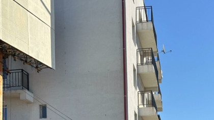 Un bărbat din Otopeni și-a ucis unul dintre copii și a amenințat că se aruncă de la balcon cu al doilea. El ține ostatic în casă și o rudă. Polițiștii sunt la fața locului