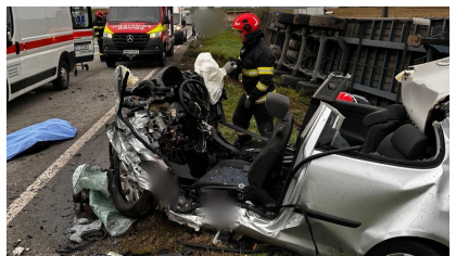 Tragedie la Cluj. Doi tineri de 25 de ani, morţi după coliziunea dintr-o maşină şi un camion plin cu cherestea