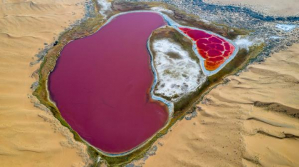 De ce apa unui lac dintr-un deșert din China a devenit brusc roz