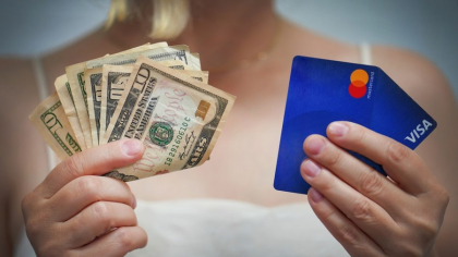 Specialiștii îndeamnă oamenii să țină bani cash în casă, în caz de urgență. Suma recomandată