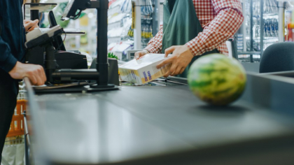 Un casier la Lidl câștigă în Germania aproape 3.000 de euro. Cât primește în România