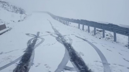 Redeschiderea Transalpina se amână din cauza ninsorilor. Drumarii atrag atenția că nu curăță zăpada de pe un tronson din DN 67C