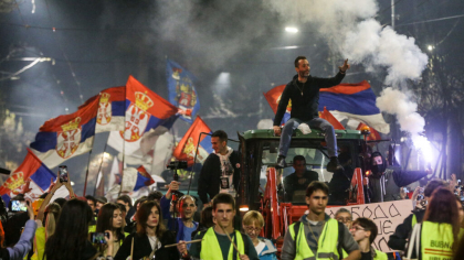 Serbia în a doua noapte de proteste, mii de oameni blochează drumurile principale