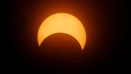 Spectacol rar pe cer. „Eclipsa echinocțiului” aduce un răsărit în formă de semilună. Unde poate fi observată