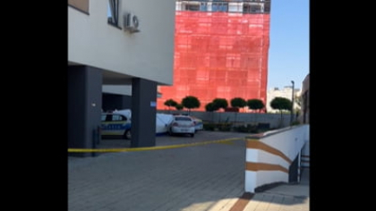O femeie a murit după ce a căzut de la etajul 7 al unui bloc. Unde a avut loc tragedia VIDEO