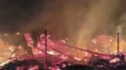 Incendiu violent în Bacău. O hală de prelucrare a lemnului a fost mistuită de flăcări