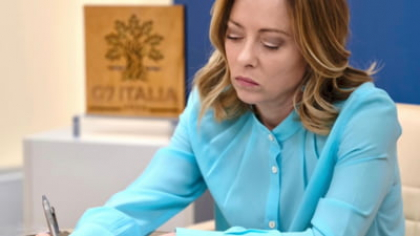Giorgia Meloni îşi dă ochii peste cap după ce Macron îi şoptește ceva la ureche, la Summit-ul G7. Exact în acel moment, în sală intra Donald Trump VIDEO