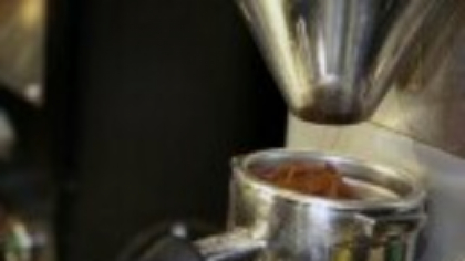 Criza cafenelelor: scumpirile și costurile mari îi trimit pe români să-și prepare cafeaua acasă