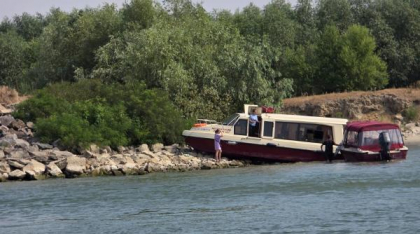 O ambarcațiune cu 12 persoane la bord s-a izbit de mal, în Delta Dunării. Intervin mai multe ambulanțe și un elicopter SMURD
